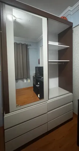 Guarda-roupa duas portas com 6 gavetas e espelho