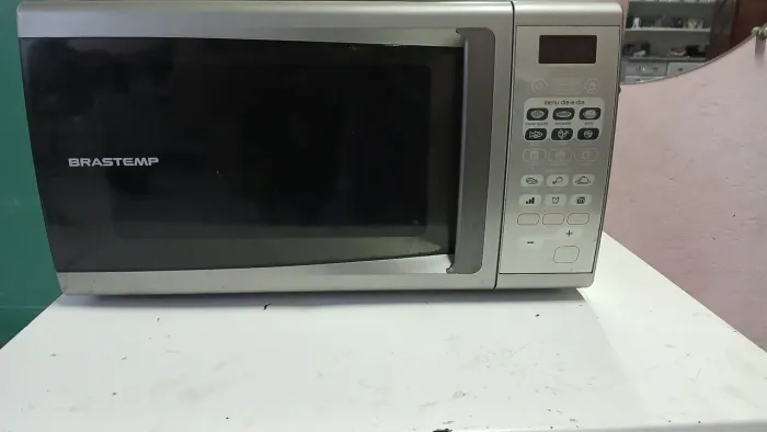 Micro-ondas Brastemp para retirar peça.