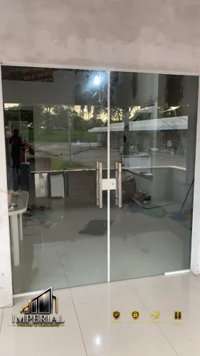 Portas, portões, janelas e tudo em vidro e alumínio.