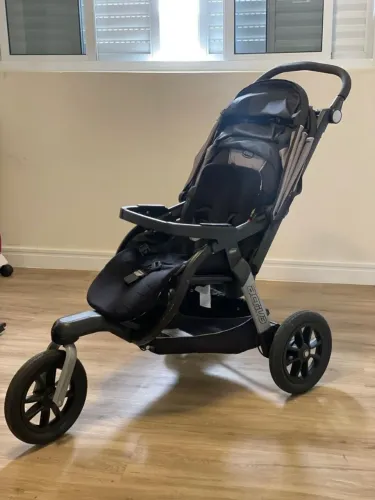 carrinho de bebê é o modelo Chicco Activ3