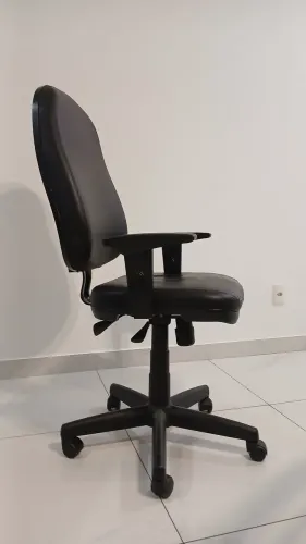 Cadeira giratória executiva com mola a gás, ajuste de altura, lombar e braços