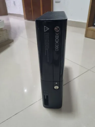 Xbox 360 super slim com controle e 5 jogos