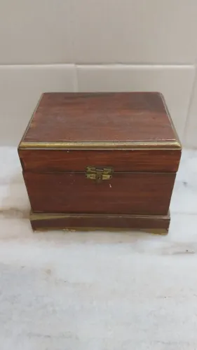 Antiga caixa porta joias, medidas 14 cm de largura x 11cm de comprimento x 11cm de altura
