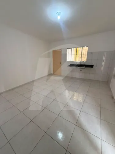 Casa com 3 dormitórios, sala, cozinha e banheiro na Vila Gustavo.