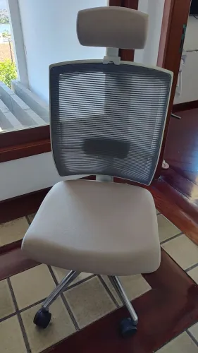 Cadeira edição especial Marelli Profit 1602 cor areia com apoio de cabeça