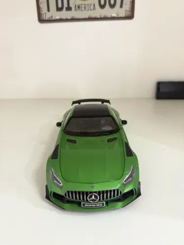 Miniatura Mercedes amg gtr 1/18 