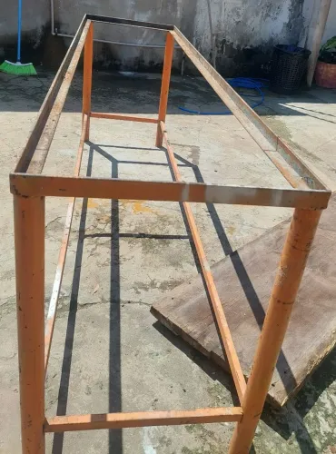 Mesa estrutura de ferro 
