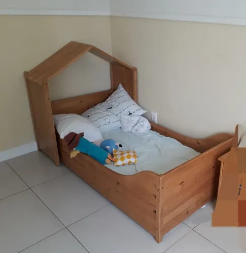 Conjunto Cama junior + colchão + casinha TokStok em madeira.