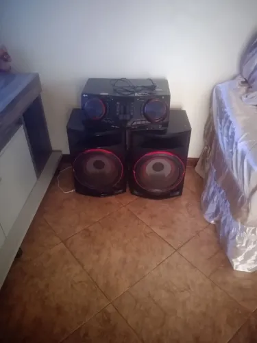 Vendo som completo LG ,com 3 Caixas 2.250 W RMS,com um pequeno defeito.