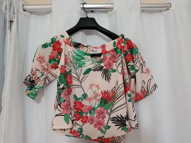 Cropped feminino e estiloso seminovo