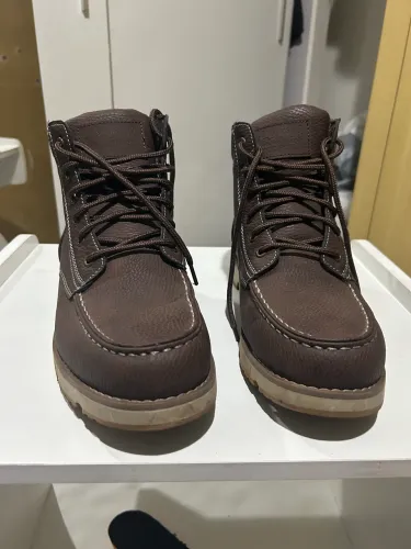 BOTA LEVIS TAMANHO 40.5 IMPORTADA
