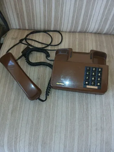 Aparelho de Wi-Fi e um telefone ? fixo antigo.