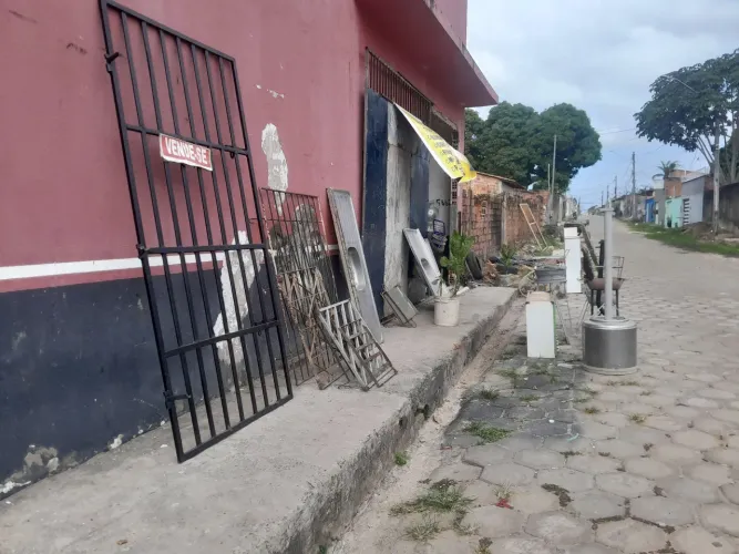 Lixeira e churrasqueira e grades