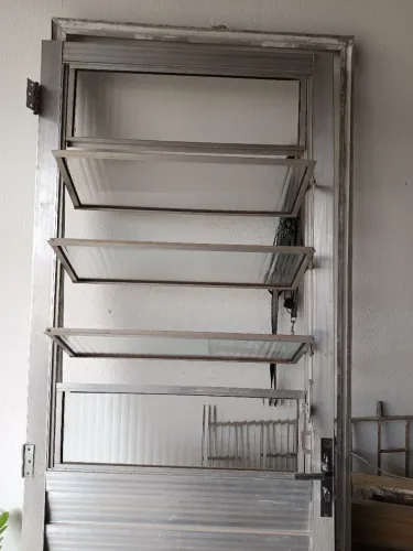 Vendo porta de alumínio 80/210 pouco usada em estado de novo com chave