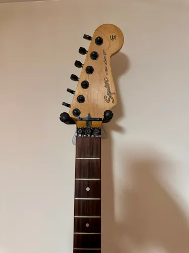 Guitarra Squier Strato com Floyd Rose