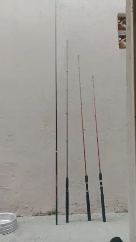 Kit 4 varas de pesca 3 fibras de vidro e 1 fibra de carbono,acompanha duas bolsas 