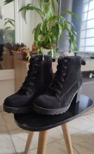 Bota/coturno preto de camurça