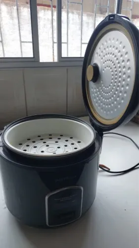 Panela elétrica Britania, com marcas de uso, mais tudo funcionando perfeitamente.!!!