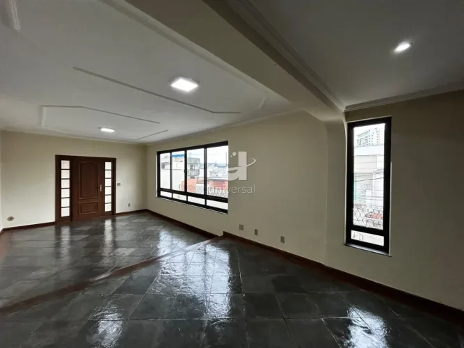 Espaçosa casa de 3 quartos em localização privilegiada, a apenas 10 minutos do Centro!