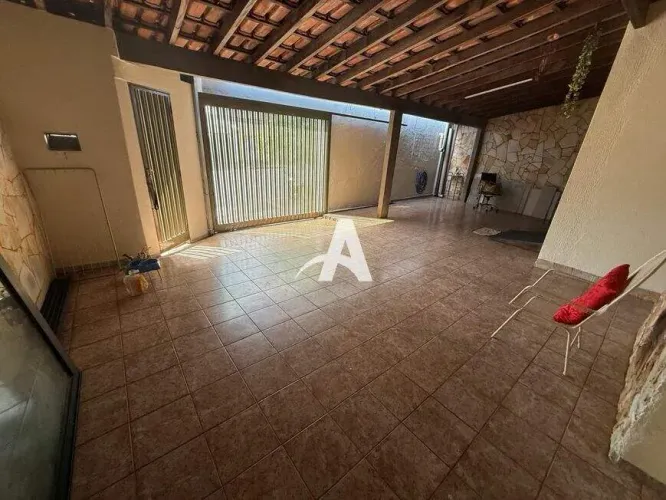 Casa para aluguel, 4 quartos, 1 suíte, 3 vagas, Santa Mônica - Uberlândia/MG