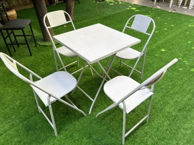 Jogo de mesa com 4 cadeiras de ferro