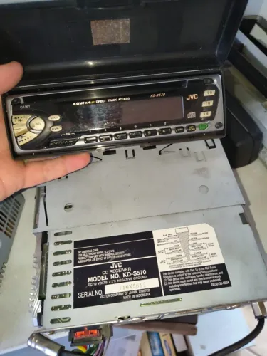 Som automotivo de qualidade JVC KD-S570 CD/AM/FM