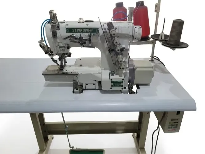 Maquina de Costura Galoneira Sew Power com corte de linha e levantador de calcador