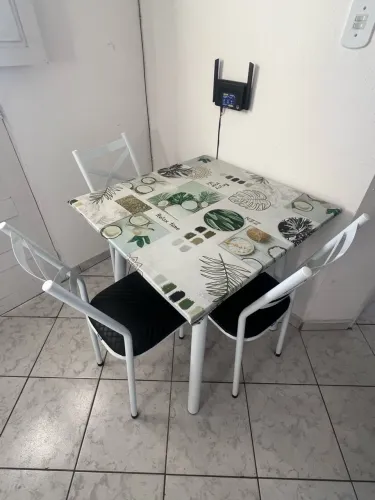 Mesa de Jantar Compacta com 4 Cadeiras - Marca Mila (Seminova)