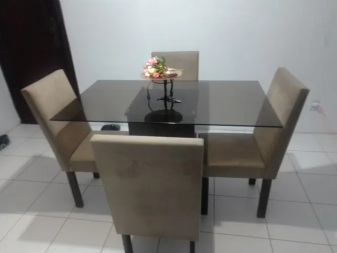 Conjunto de mesa com 4 cadeiras