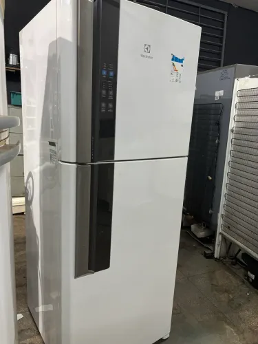 Geladeira Electrolux com painel digital e 06 meses de garantia