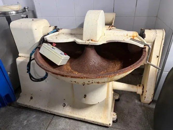 Cutter industrial, marca Hermann, com capacidade de 130 litros.