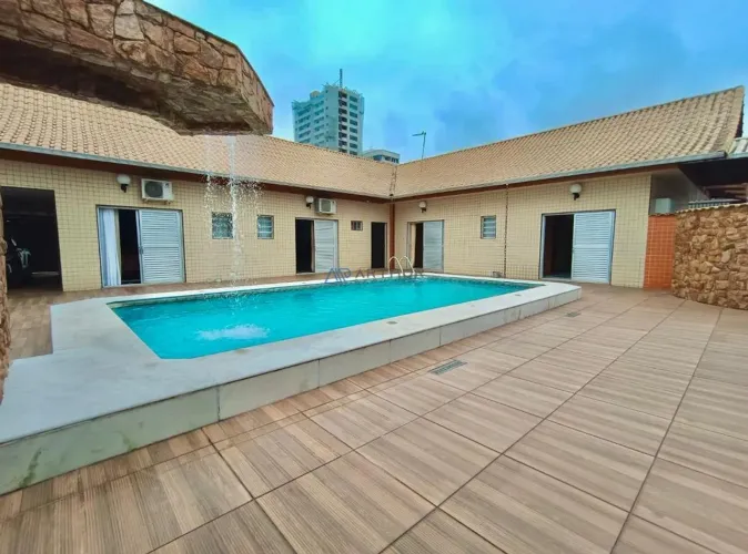 Casa à venda com 5 dormitórios sendo 3 suítes em Praia Grande no Canto do Forte