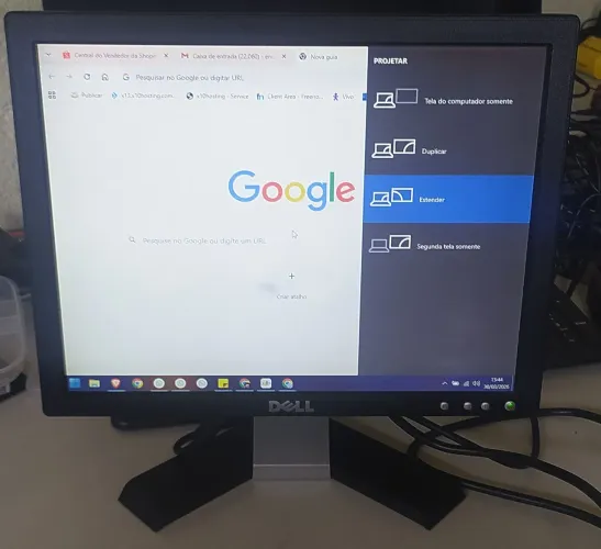 Monitor Dell Com Cabo de energia e VGA pequena mancha na tela