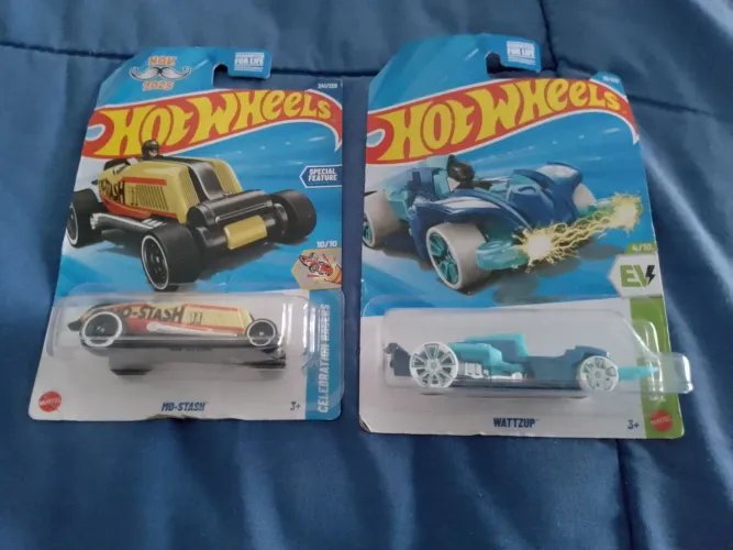 Carrinhos hot Wheels.