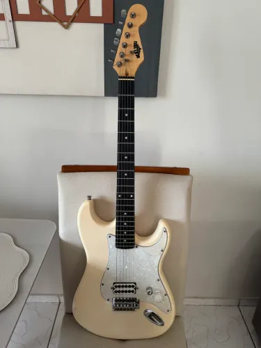 Guitarra Stratocaster Malibu Malagoli