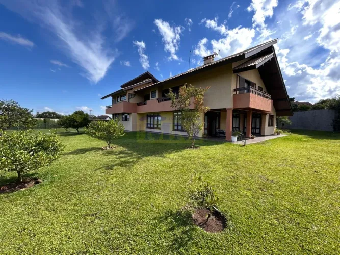 Linda casa em condomínio no Centro de Pinhais com 2.133,59 m² de terreno