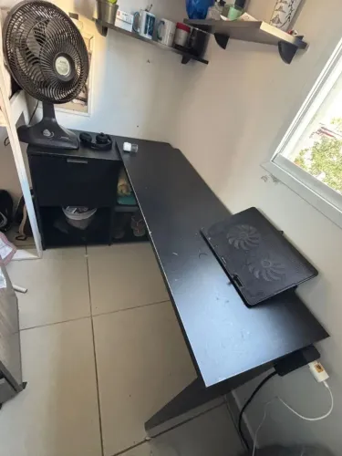 Escrivaninha em L Preta com Gaveta e Nichos