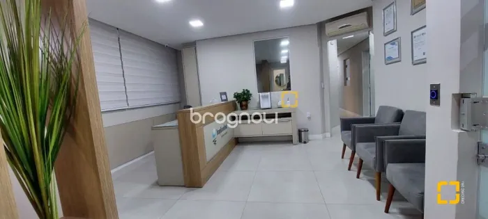 Sala Comercial com 212m2 privativos, totalmente reformada, ideal para clínicas - Centro - 