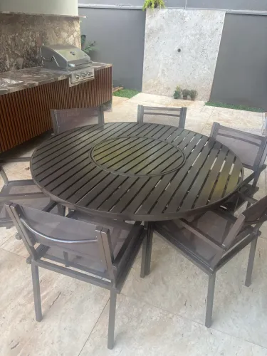 Mesa e cadeiras