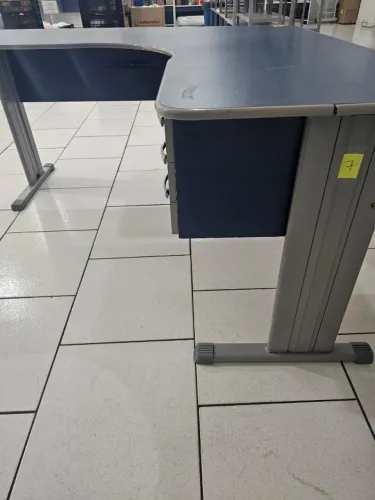 Mesa 7 (escritório) em L: medidas cada lado 1,50x0,60m