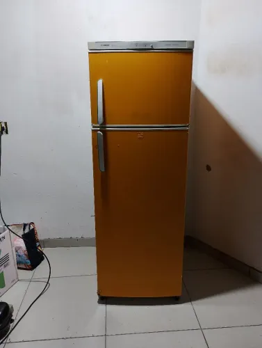Geladeira biplex com 350 litros