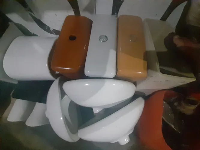 Lindos lavatórios de banheiro com coluna, várias cores