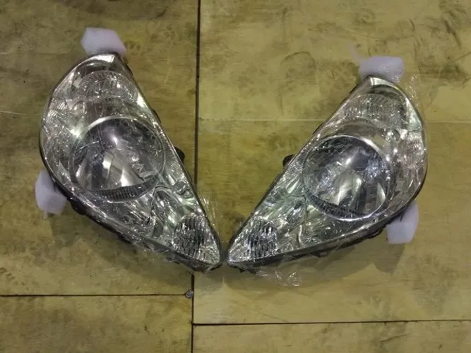 Farol Honda Fit 2004/2008 máscara negra e cromado 