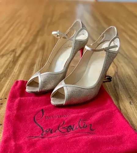 Sandália dourada Christian Louboutin original TAM 37 ( salto 9 cm)