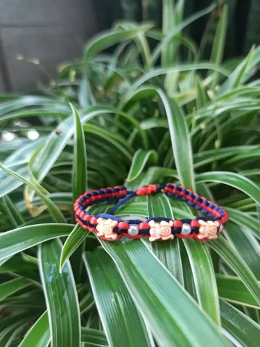 Pulseira macrame em duas cores com muiraquitã