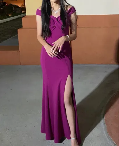 Vestido fúcsia longo e elegante, com fenda na perna