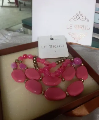 COLAR EM ACRILICO LE BRIJU