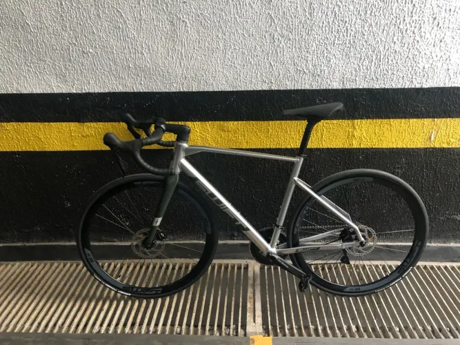 Speed Swift 2023 novissima! Pouco rodada com NF. Nao rodou 900 Km, toda original. TAM 54