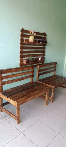 Banco de madeira rústico feito com pallets