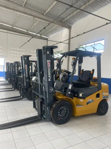 Empilhadeira PLASNOX 2,5t - NOVA<br>